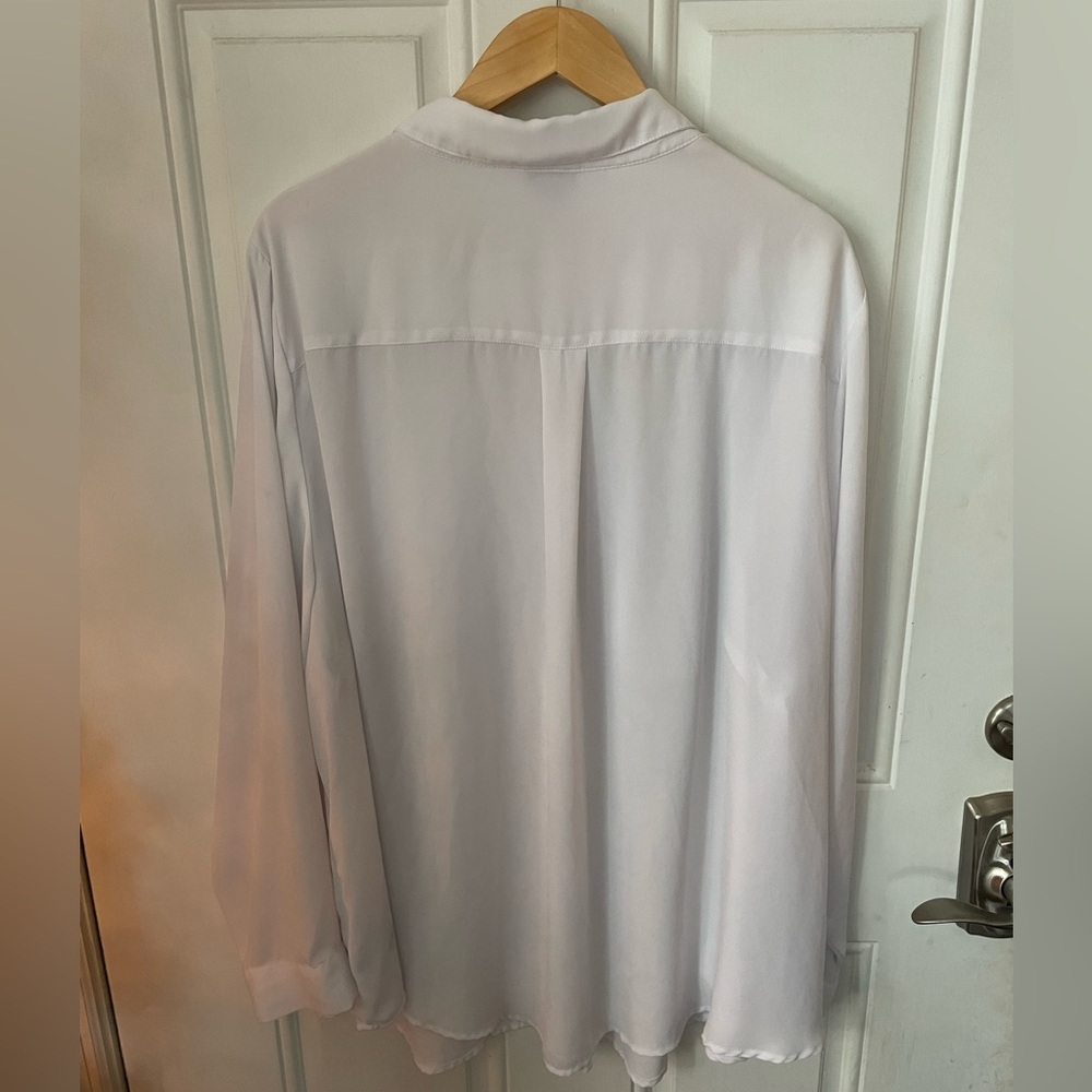 Torrid 4 (SZ 26 W) Flowy Breezy Crisp White W/Pockets Covered Buttons Blouse - Picture 6 of 9